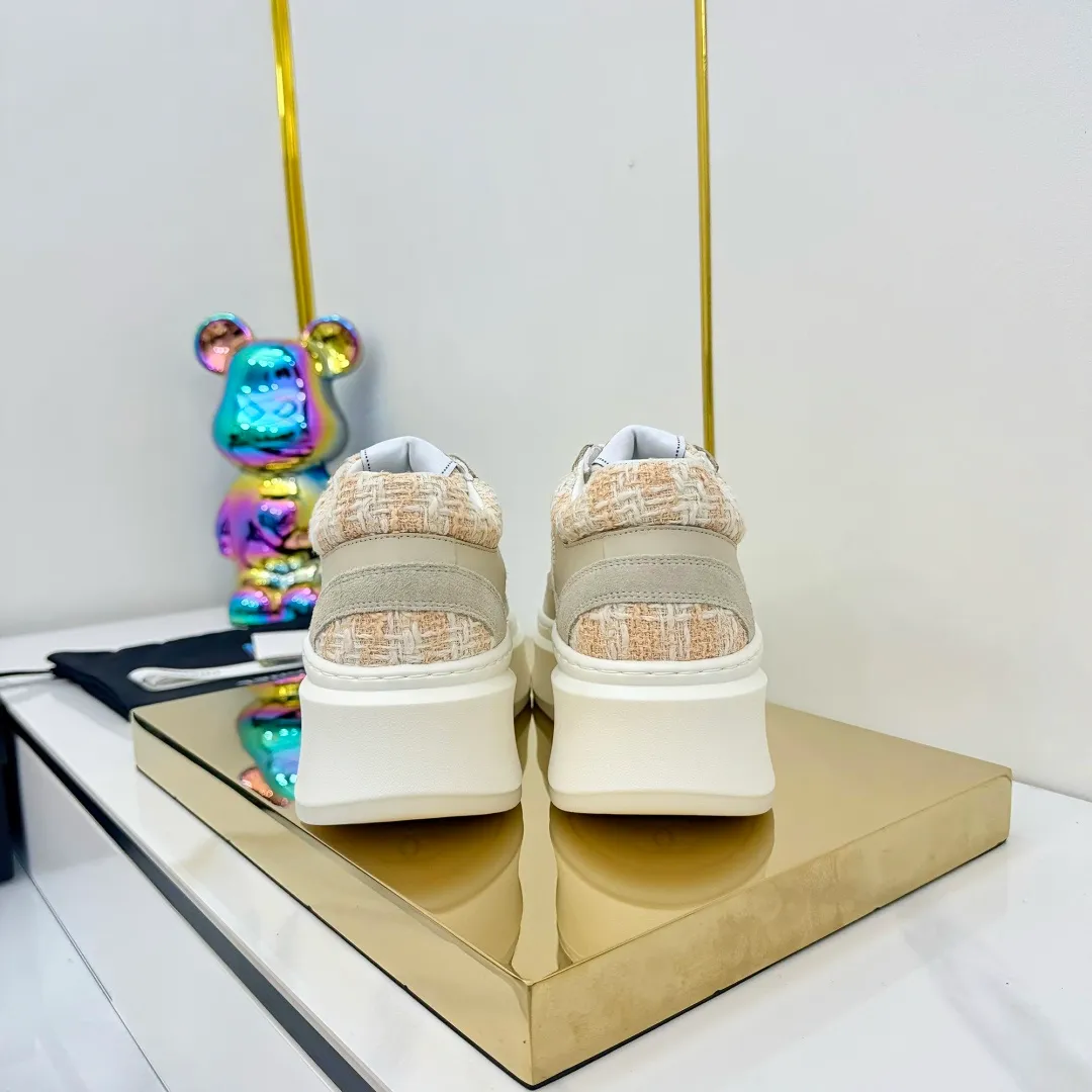 👟👟Ex-factory price 600👟👟 Upgraded version, upgraded version, upgraded version! No rebuttal accepted! ! ! ! Chanel Chanel panda shoes! 2025 counter's top casual sports shoes. This classic design; the upper is electro-embroidered with a variety of techniques; the outsole is fashionable and sporty; the unusual inclusion of a variety of color matching elements... The diversified mix and match is very good-looking and versatile, and can be used for leisure, fashion, sports, and outdoor... ꫛꫀꪝ Go➫ Materials: ❶Upper made of: original imported first-layer silk cowhide + original waterproof cloth + original first-layer cowhide ❷Inner lining: Original Yangli+Net ❸Outsole based on: Original TPU combination outsole Counter boutique packaging complete set for women 35–41 👉 👉 👉 👉 👉